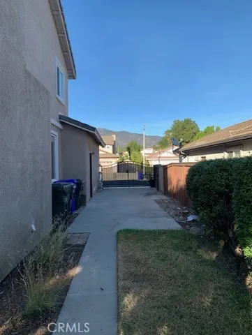 a view of a backyard