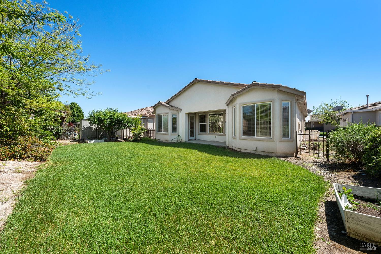 505 Marianna Place Rio Vista, CA 94571 - Photo 27 of 33 a front view of a house with garden
