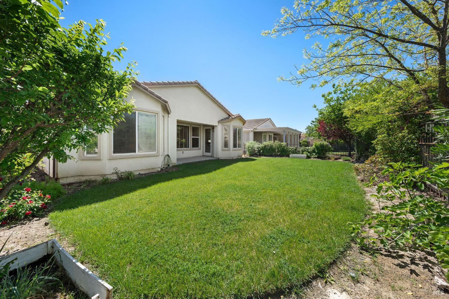 505 Marianna Place Rio Vista, CA 94571 - Photo 28 of 33 a front view of a house with garden