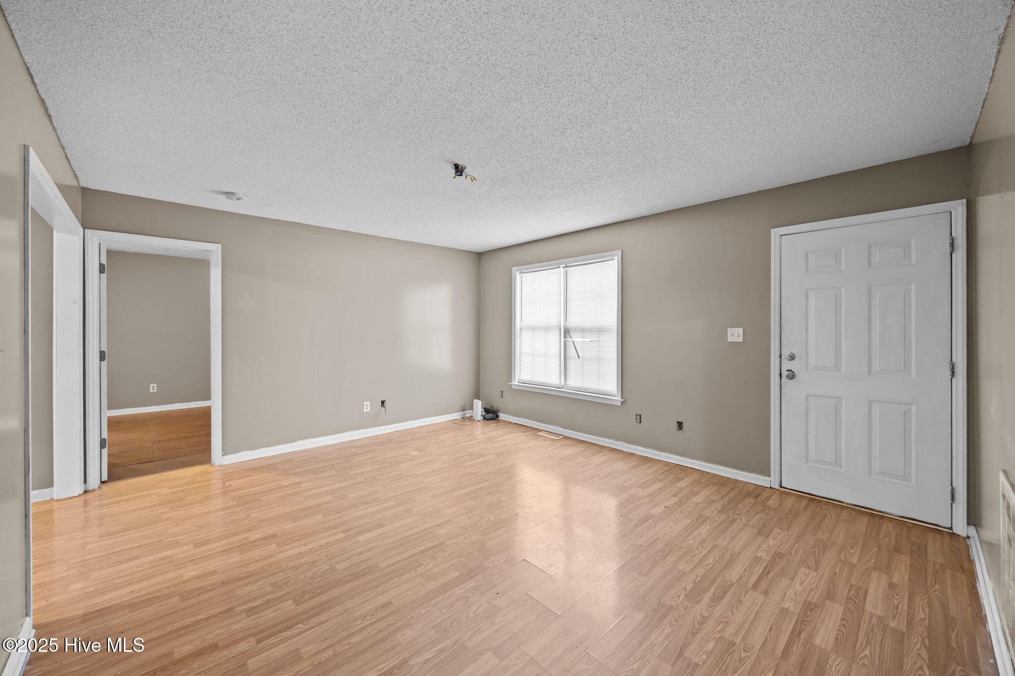 1403 Lockwood Road Kinston, NC 28501 - Photo 6 of 32 Living Room