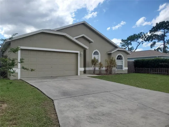 a front view of house with garage and yard