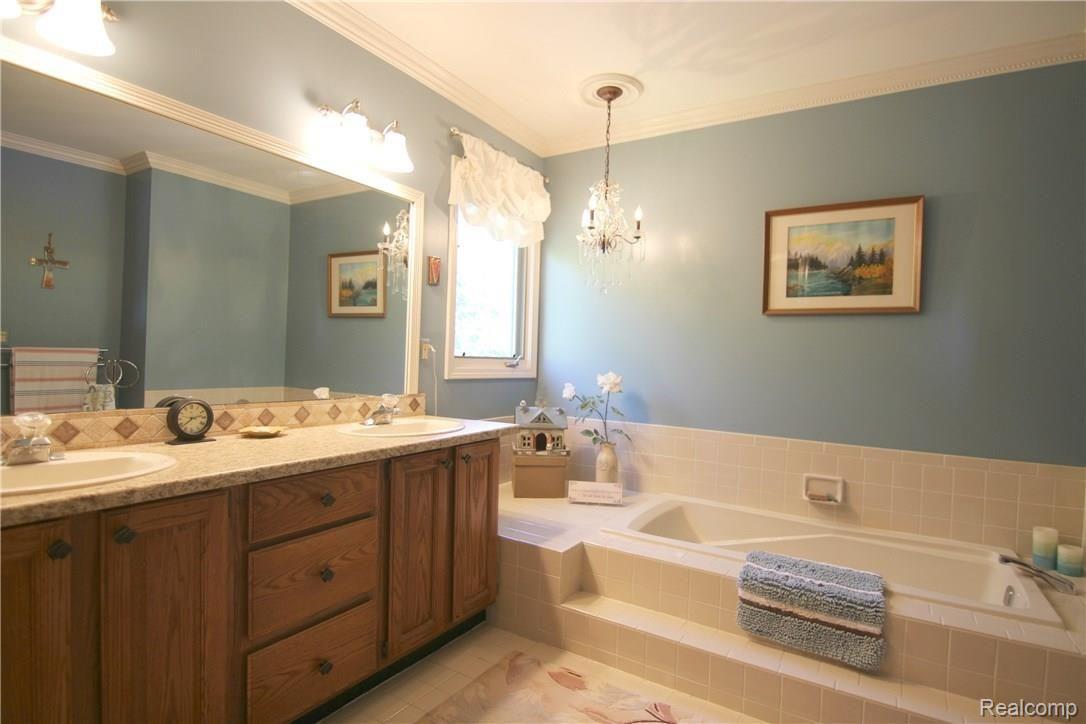 2506 Ulster Road Rochester, MI 48309 - Photo 28 of 34 Ulster Rd Master Bath.jpg