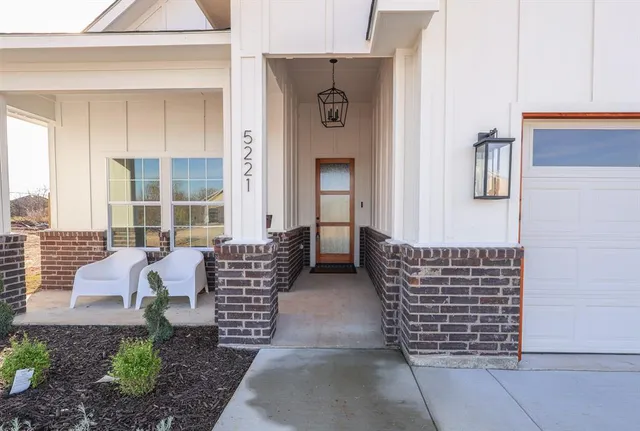 $349,800 | 5221 Farnsworth Avenue, Fort Worth, TX 76107