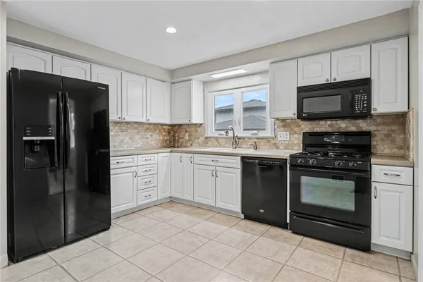 $299,900 | 45 Kings Gate South, Irondequoit, NY 14617