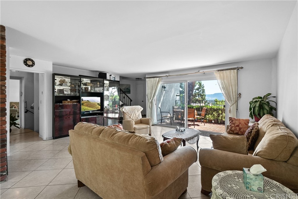 7739 Vía Capri Burbank, CA 91504 - Photo 2 of 33