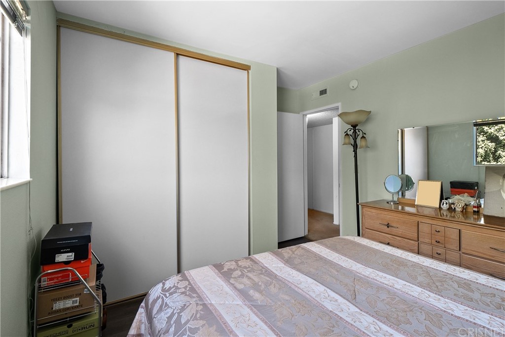 7739 Vía Capri Burbank, CA 91504 - Photo 14 of 33