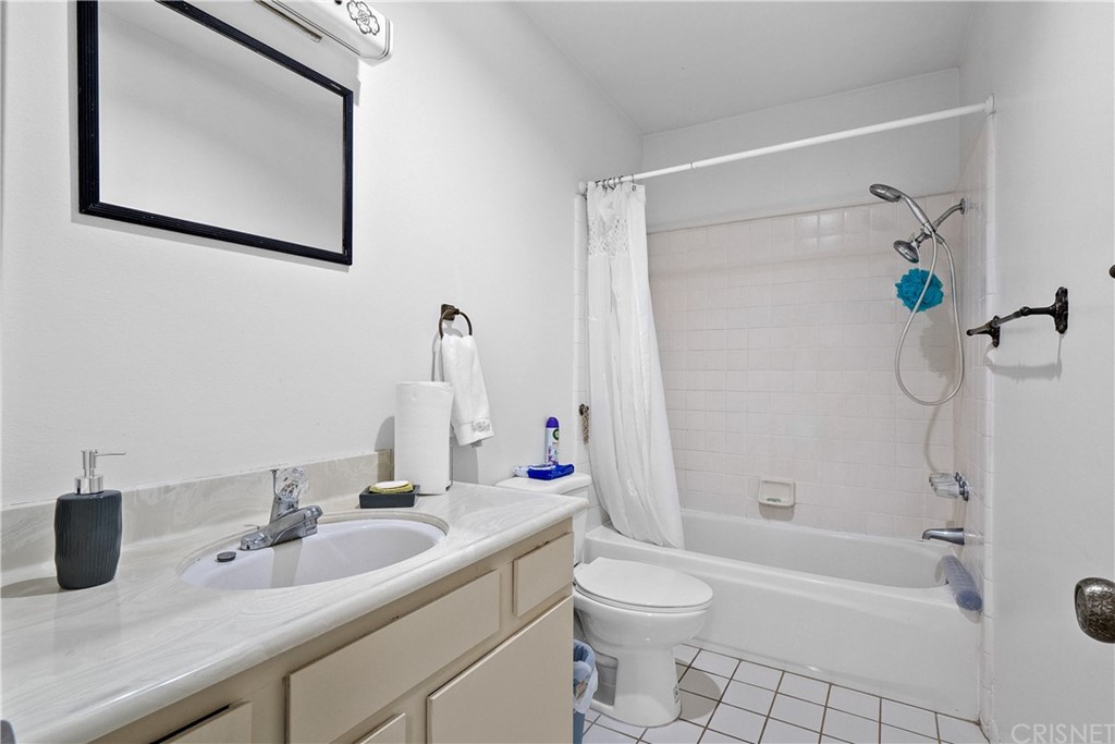 7739 Vía Capri Burbank, CA 91504 - Photo 15 of 33