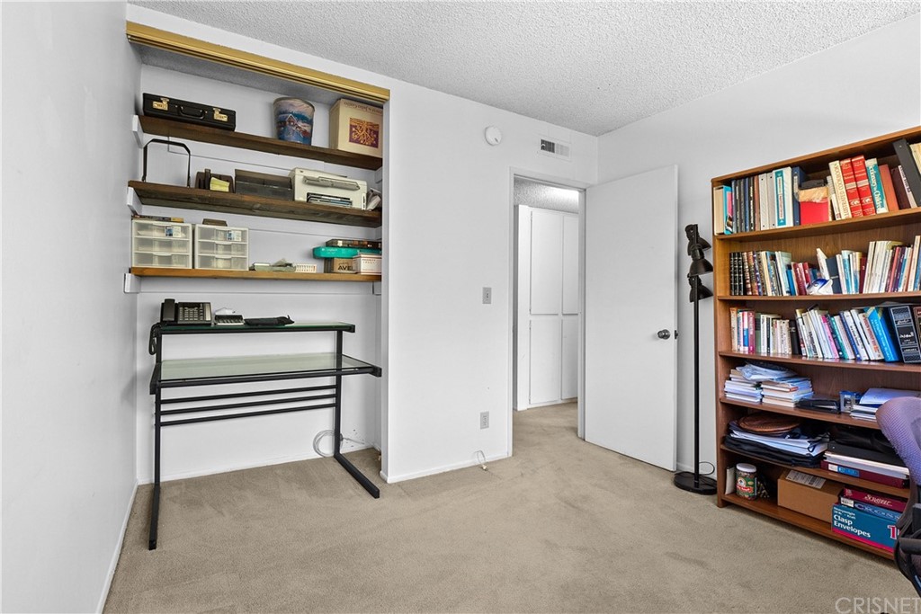 7739 Vía Capri Burbank, CA 91504 - Photo 17 of 33