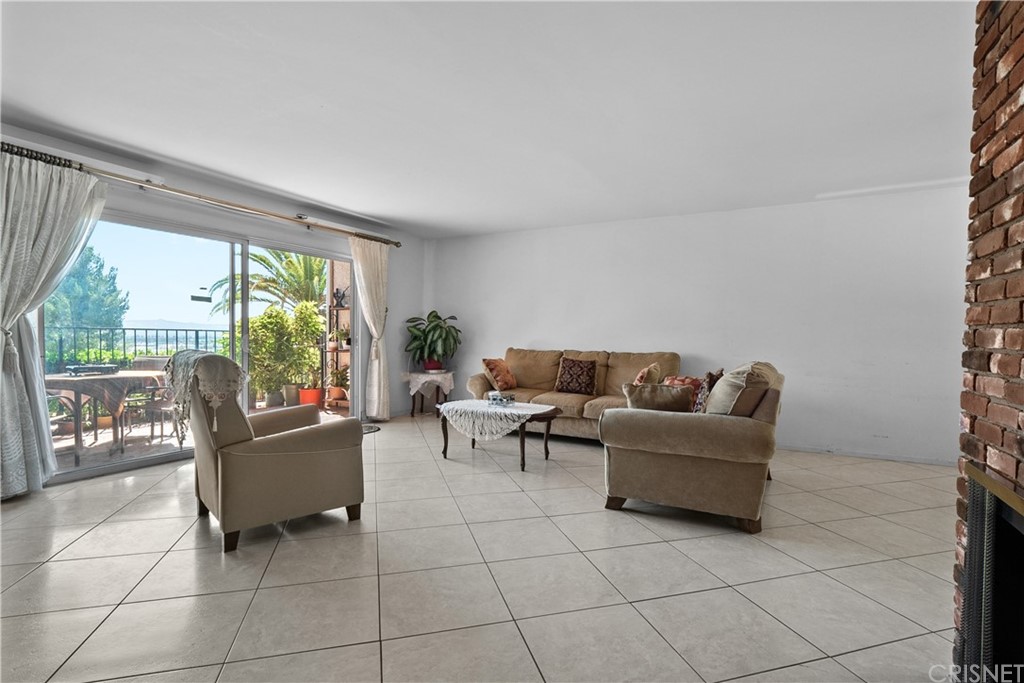 7739 Vía Capri Burbank, CA 91504 - Photo 3 of 33