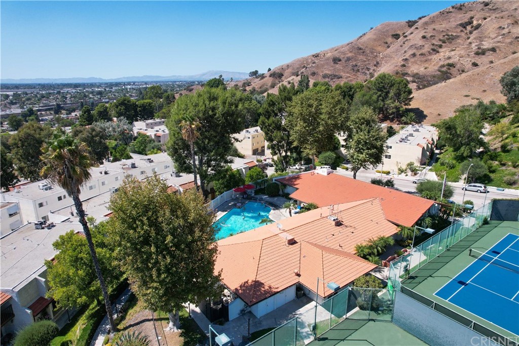 7739 Vía Capri Burbank, CA 91504 - Photo 23 of 33