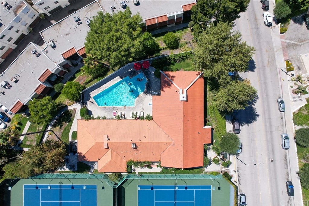 7739 Vía Capri Burbank, CA 91504 - Photo 26 of 33