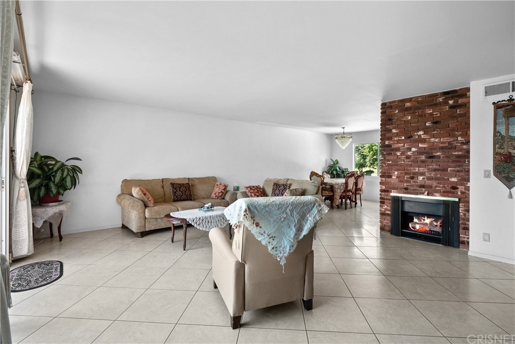 7739 Vía Capri Burbank, CA 91504 - Photo 4 of 33