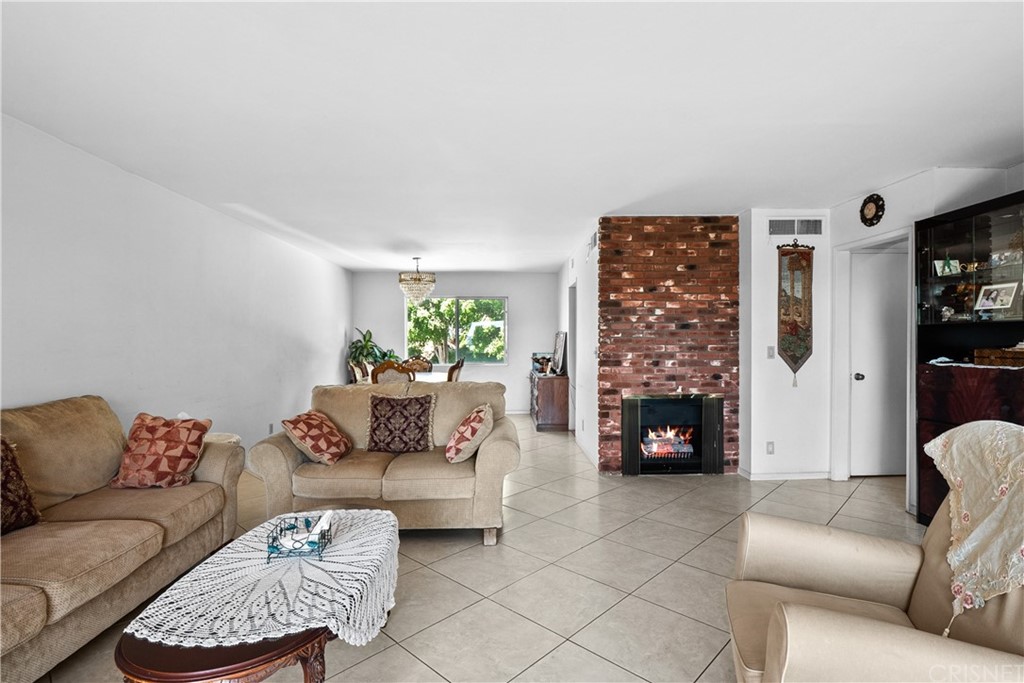 7739 Vía Capri Burbank, CA 91504 - Photo 5 of 33