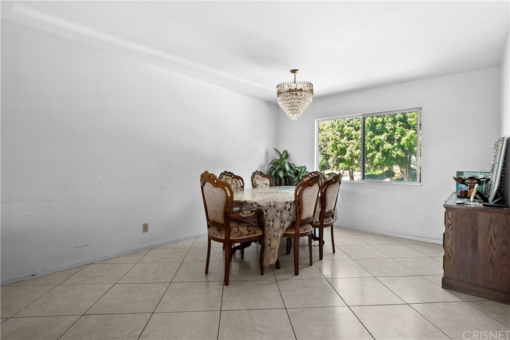 7739 Vía Capri Burbank, CA 91504 - Photo 6 of 33