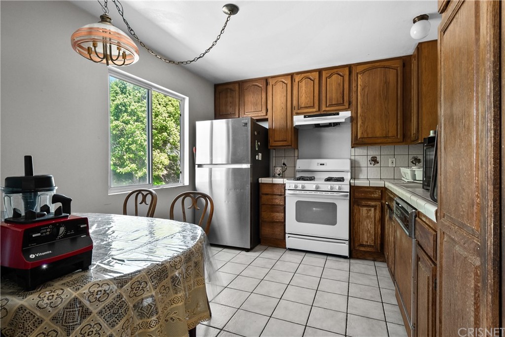 7739 Vía Capri Burbank, CA 91504 - Photo 7 of 33