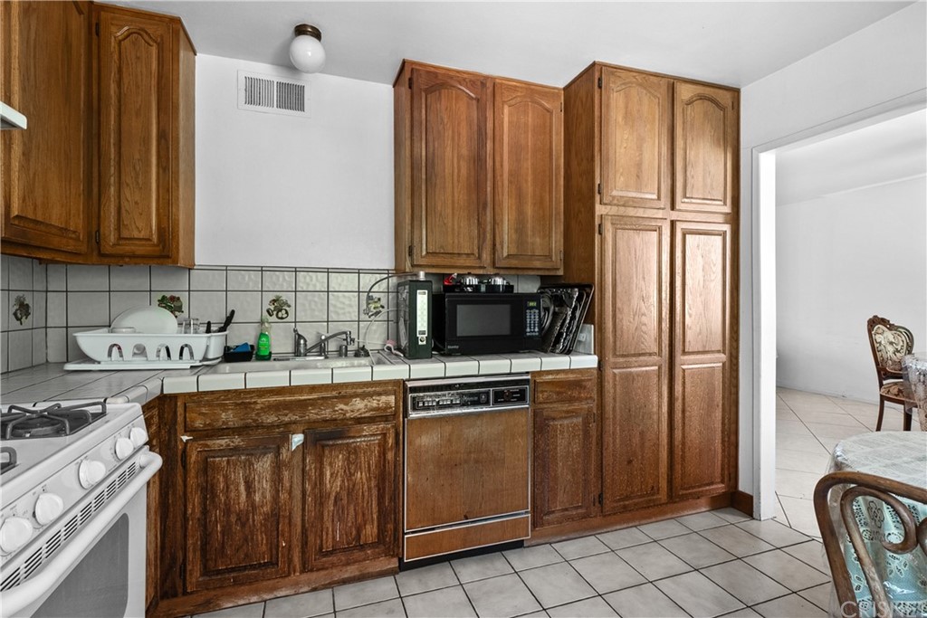 7739 Vía Capri Burbank, CA 91504 - Photo 8 of 33