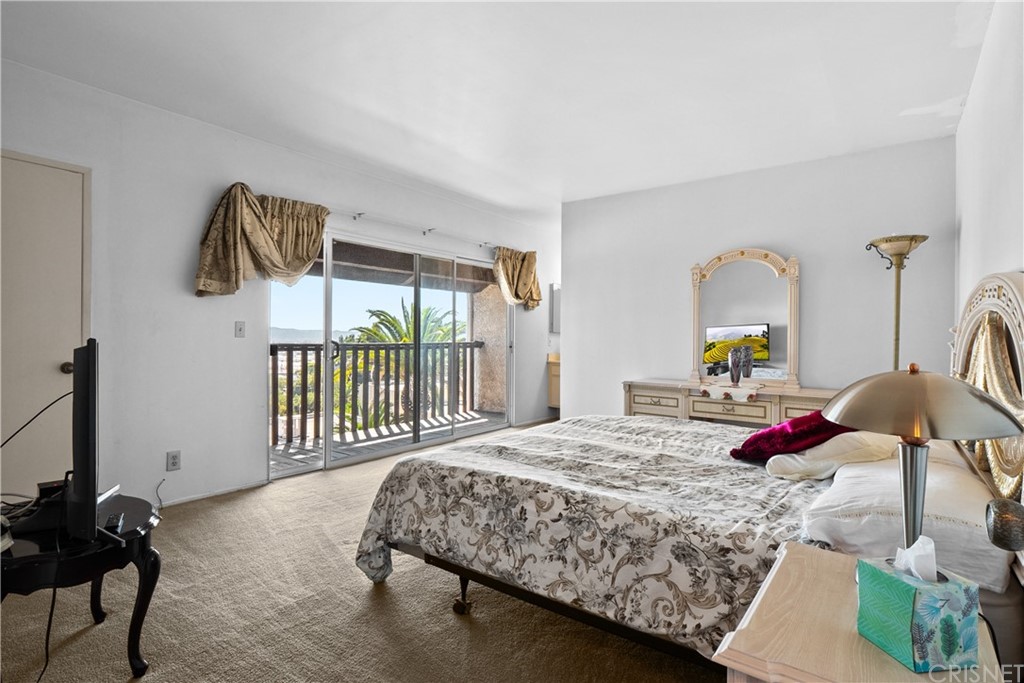 7739 Vía Capri Burbank, CA 91504 - Photo 9 of 33