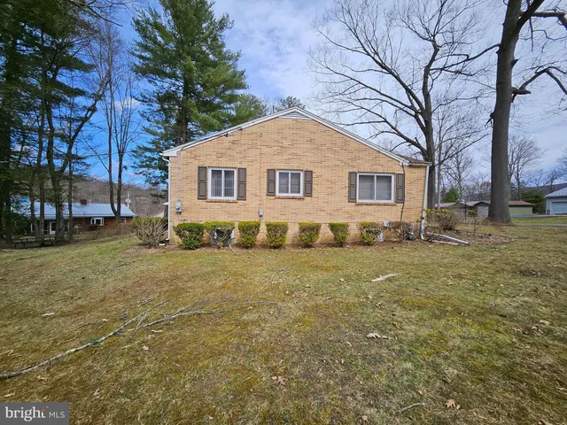 a view of an house with backyard space and garden