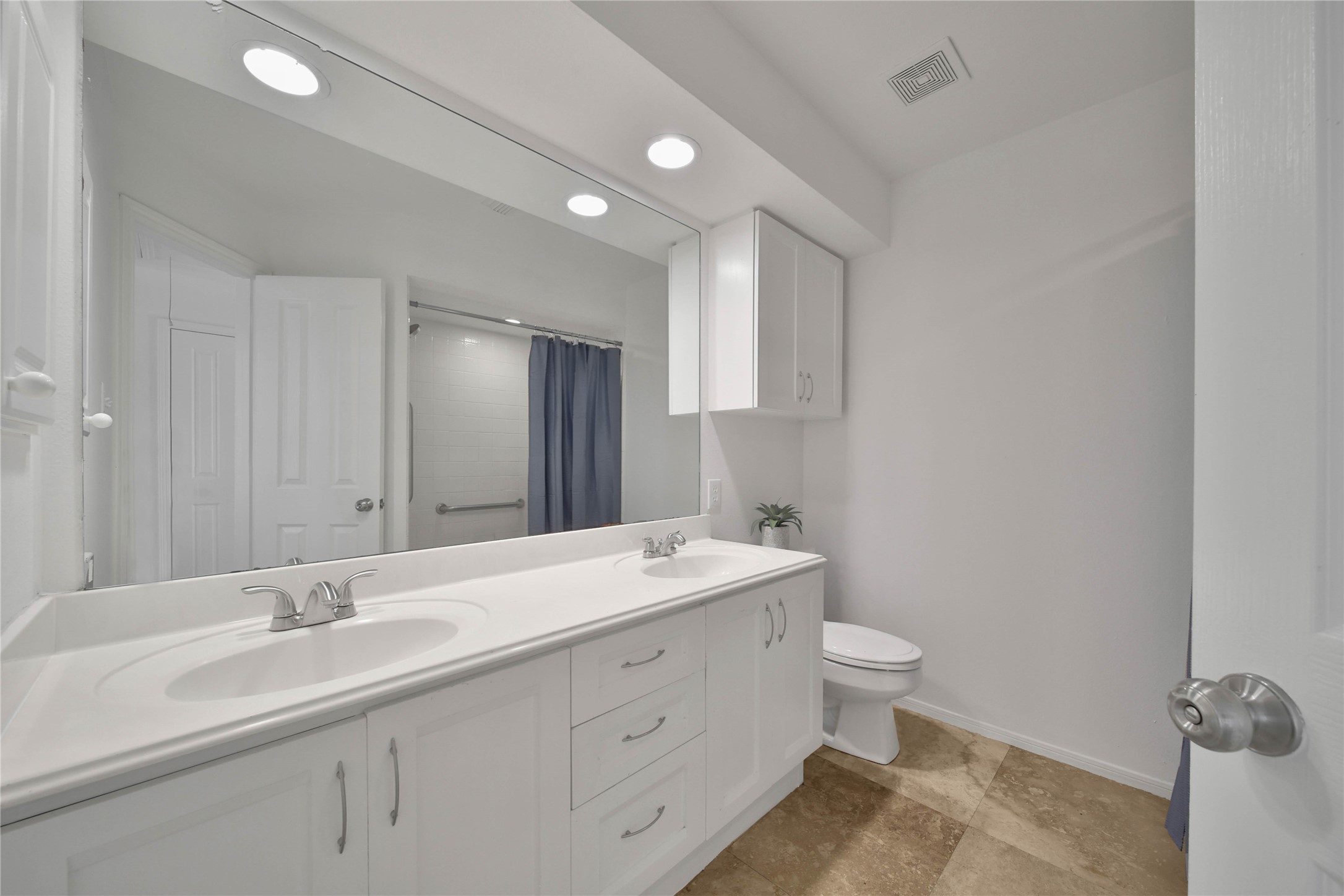 7 Churchdale Place Spring, TX 77382 - Photo 32 of 40 Secondary bath / double sinks