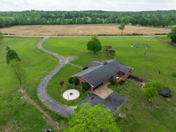a view of a house with backyard
