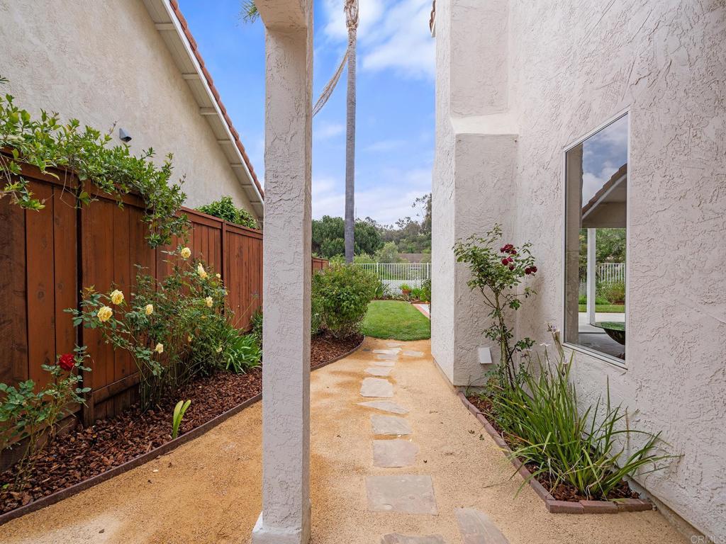 1661 Willowhaven Road Encinitas, CA 92024 - Photo 28 of 40 Side Yard