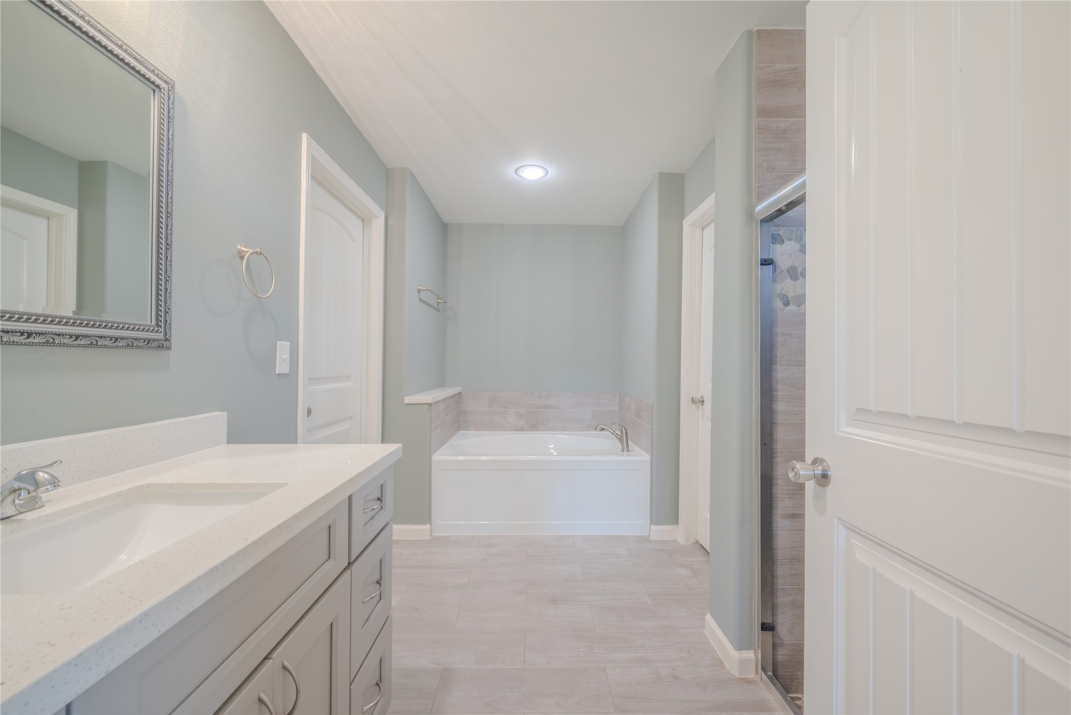 4340 Highway 60 Wharton, TX 77488 - Photo 29 of 49 An ensuite of exceptional scale, featuring a deep soaking tub and a separate glass shower equipped with a built-in bench for total luxury.