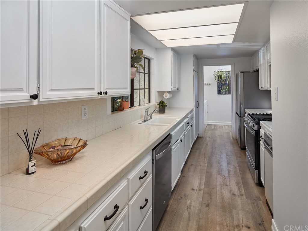 356 Virginia Street, Unit 202 El Segundo, CA 90245 - Photo 6 of 22 a kitchen with counter top space and cabinets