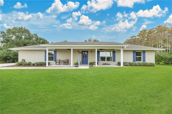 a view of a house with a backyard