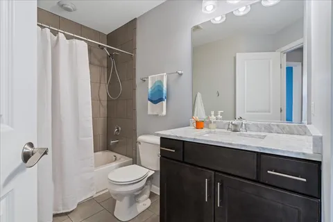 $550,000 | 4647 South Lake Park Avenue, Unit D, Chicago, IL 60653