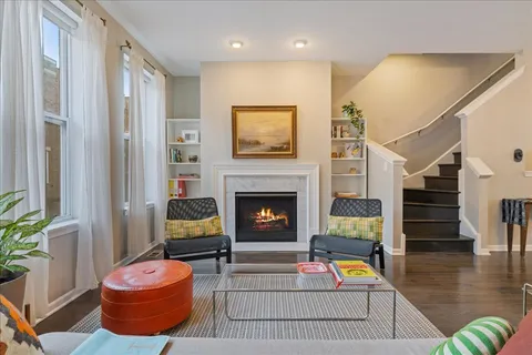 $550,000 | 4647 South Lake Park Avenue, Unit D, Chicago, IL 60653