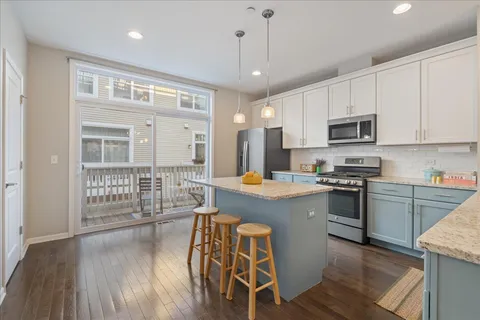 $550,000 | 4647 South Lake Park Avenue, Unit D, Chicago, IL 60653