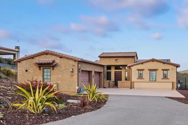 a view of houses with sky view