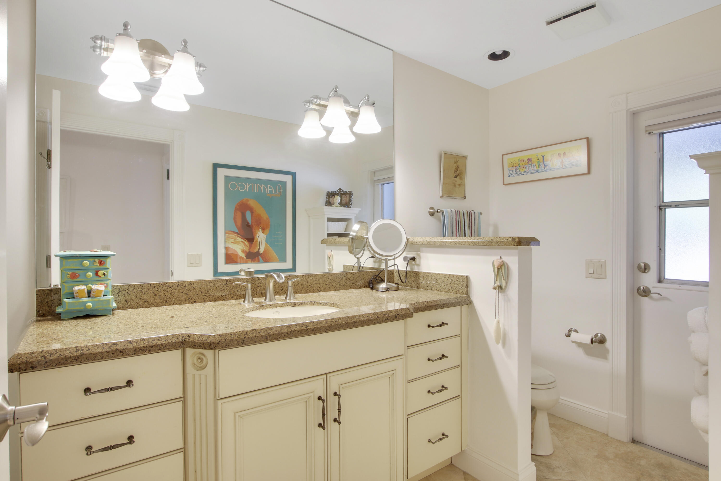 18290 Southeast Ridgeview Drive Jupiter, FL 33469 - Photo 22 of 61 Guest Bathroom