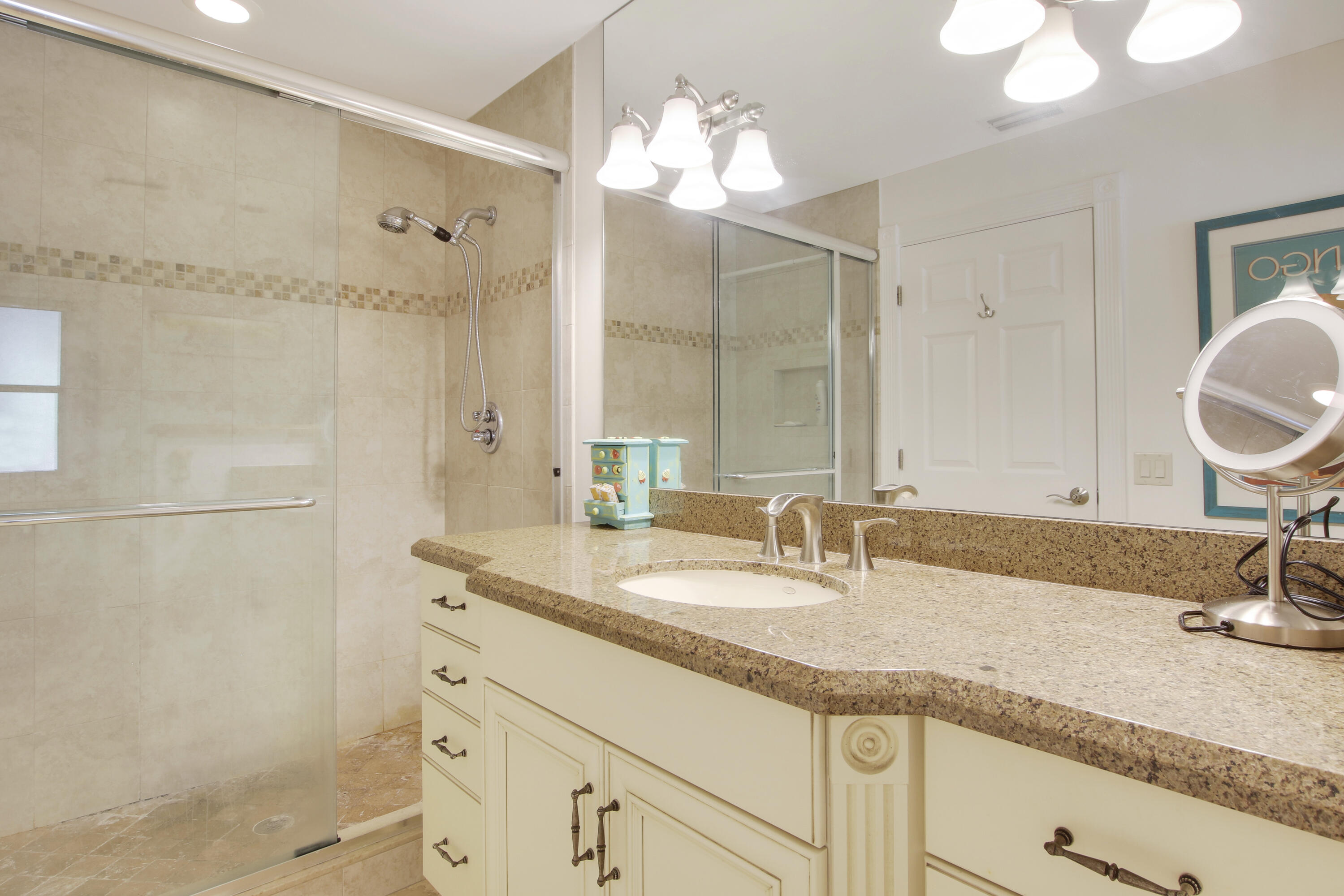 18290 Southeast Ridgeview Drive Jupiter, FL 33469 - Photo 23 of 61 Guest Bathroom