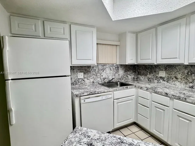 $1,900 | 8245 Lake Drive, Unit 207, Doral, FL 33166