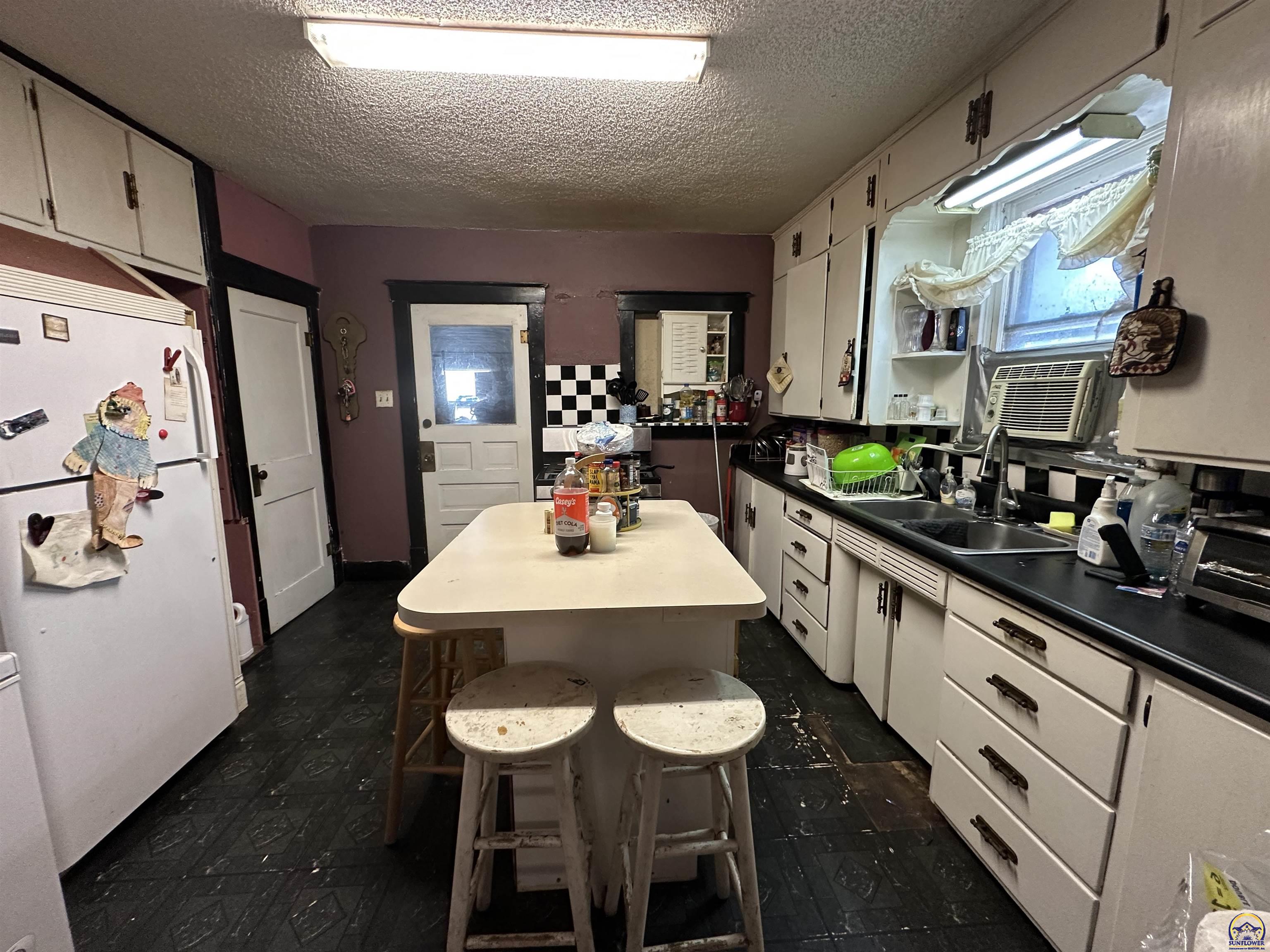 918 Southwest 17th Street Topeka, KS 66604 - Photo 4 of 11