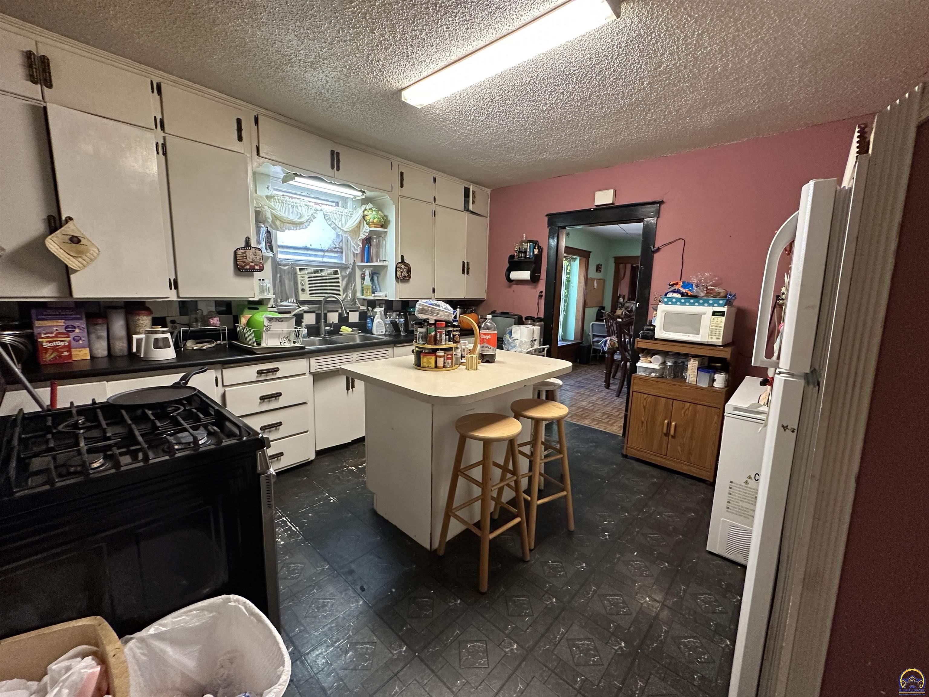 918 Southwest 17th Street Topeka, KS 66604 - Photo 5 of 11