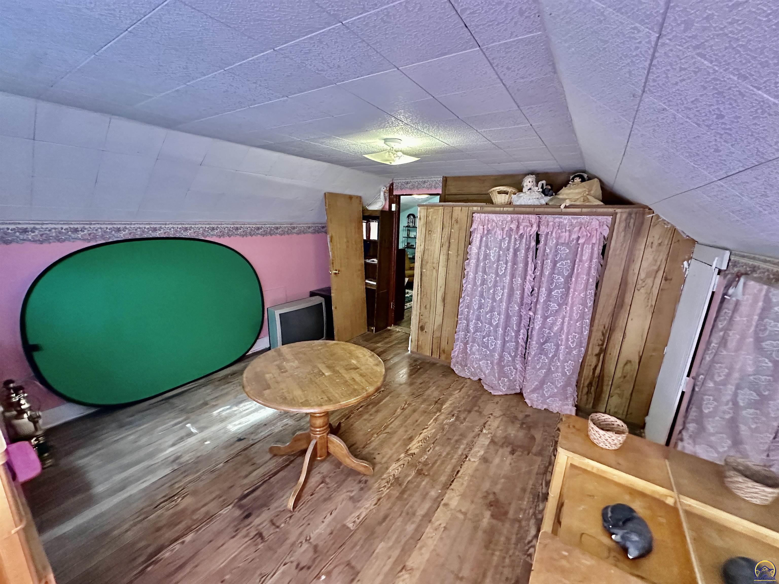 918 Southwest 17th Street Topeka, KS 66604 - Photo 6 of 11