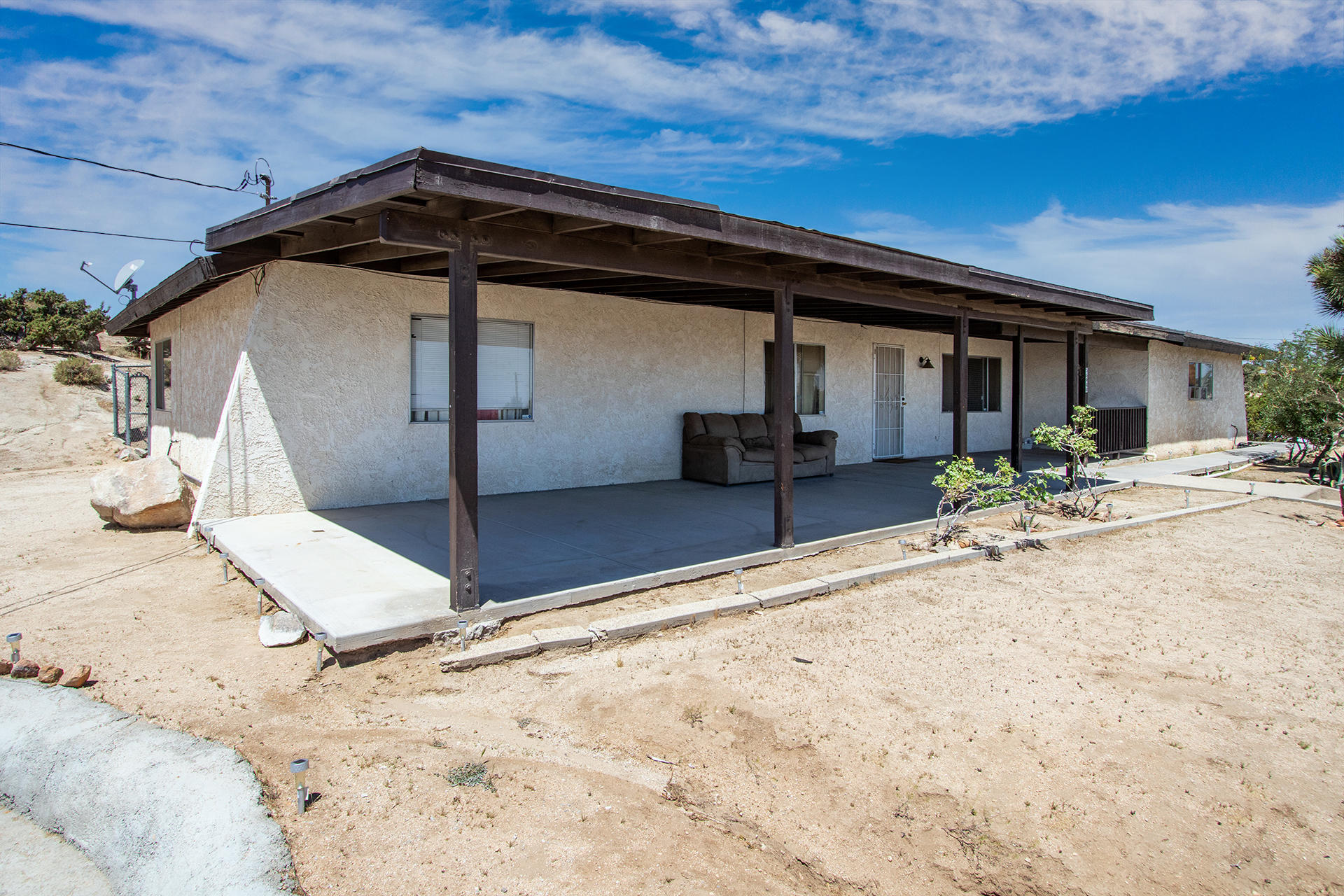 56949 Spencer Road Yucca Valley, CA 92284 - Photo 17 of 31 Front Porch 1