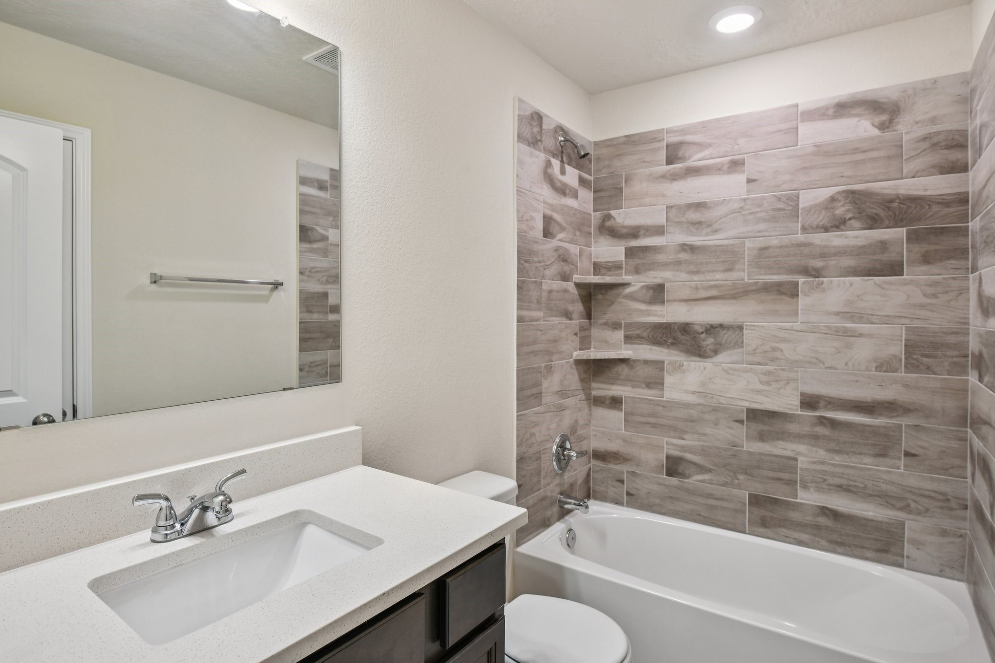 199 Racetrack Lane Montgomery, TX 77356 - Photo 19 of 40 a bathroom with a sink toilet and bathtub