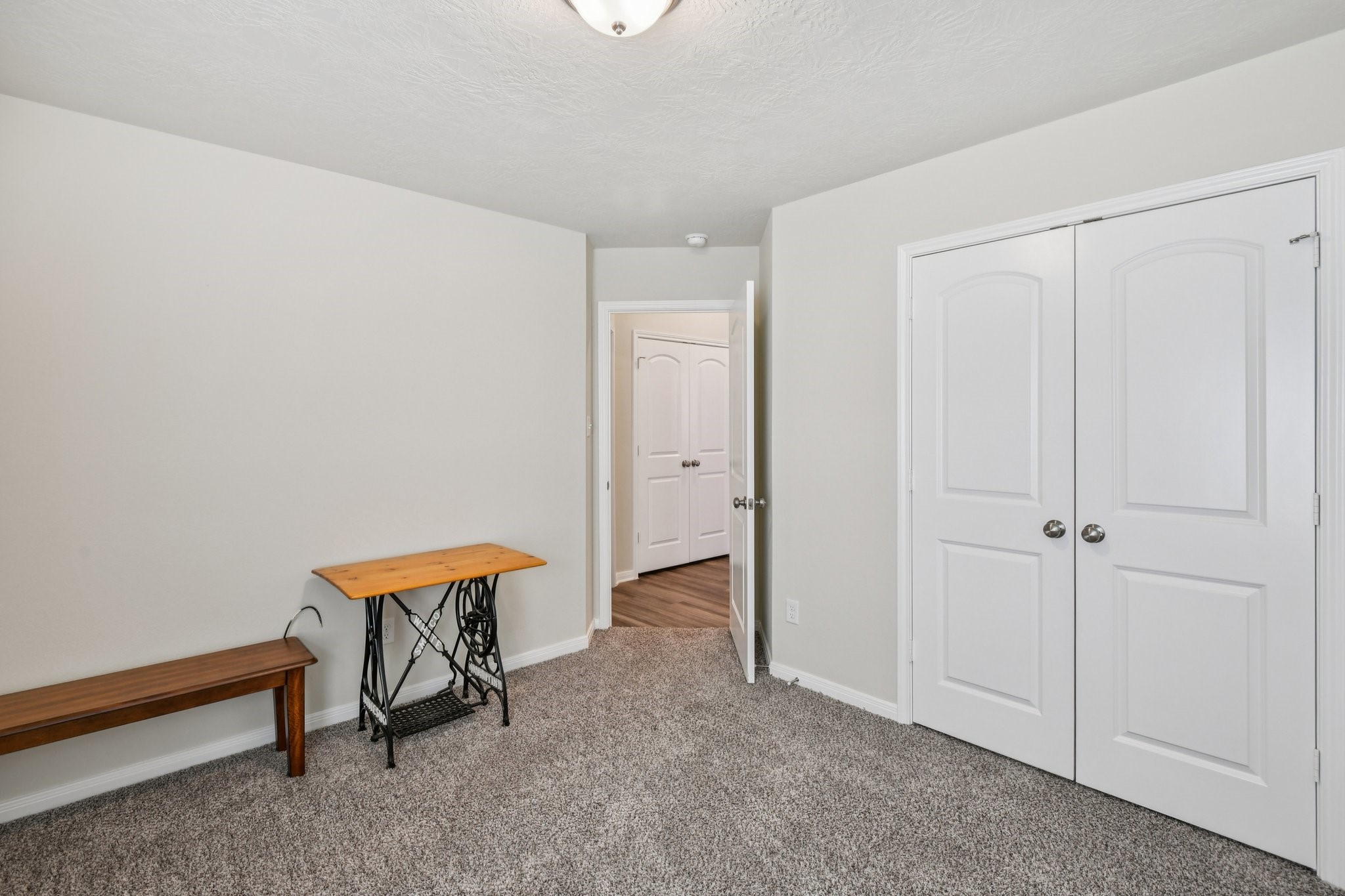 199 Racetrack Lane Montgomery, TX 77356 - Photo 22 of 40 an empty room with mirror