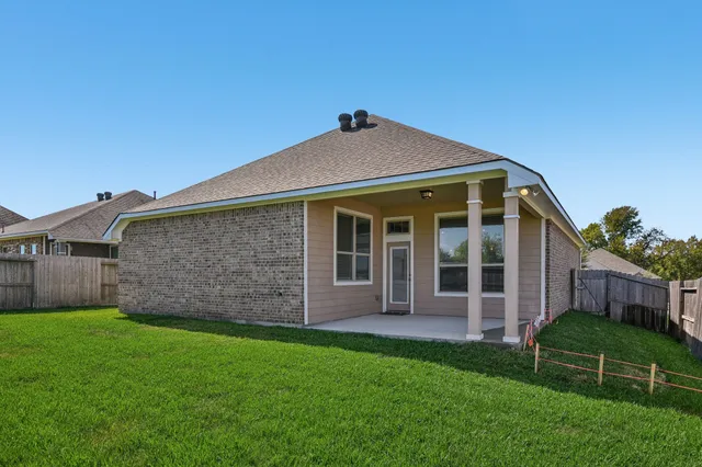 en empty room with windows and ceiling fan