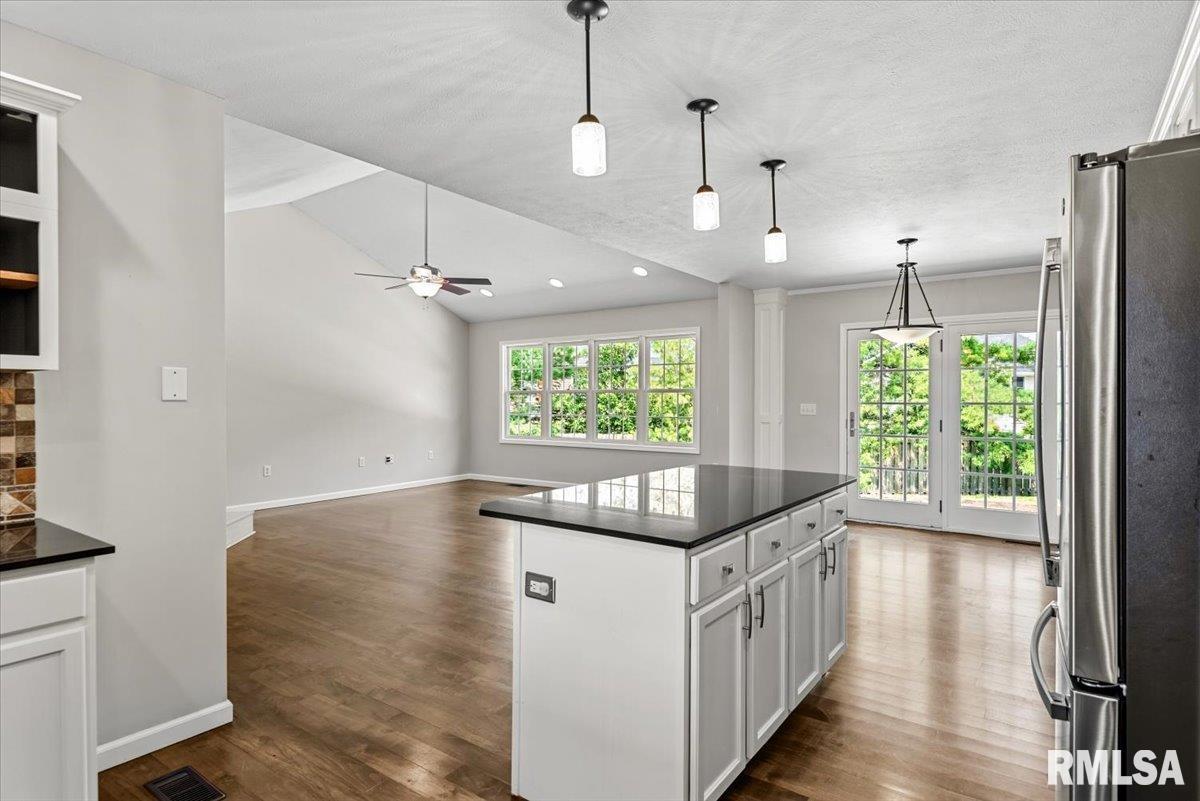 209 Huntington Road Chatham, IL 62629 - Photo 14 of 51
