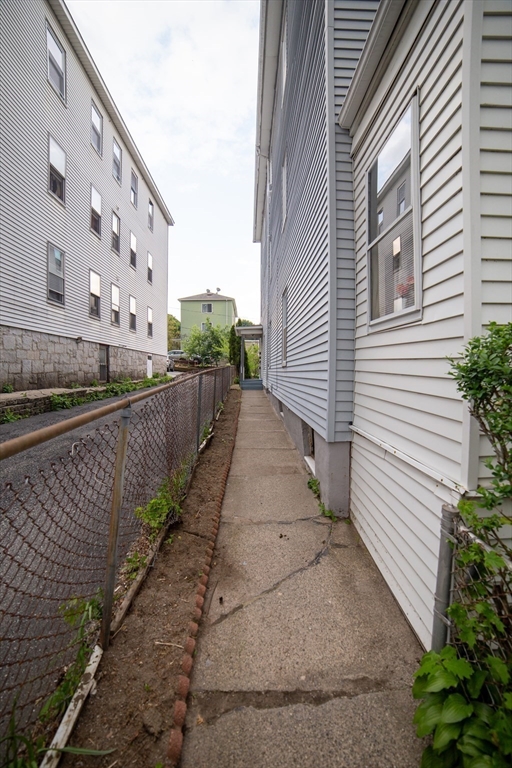 5 Suffield Street Worcester, MA 01610 - Photo 4 of 27