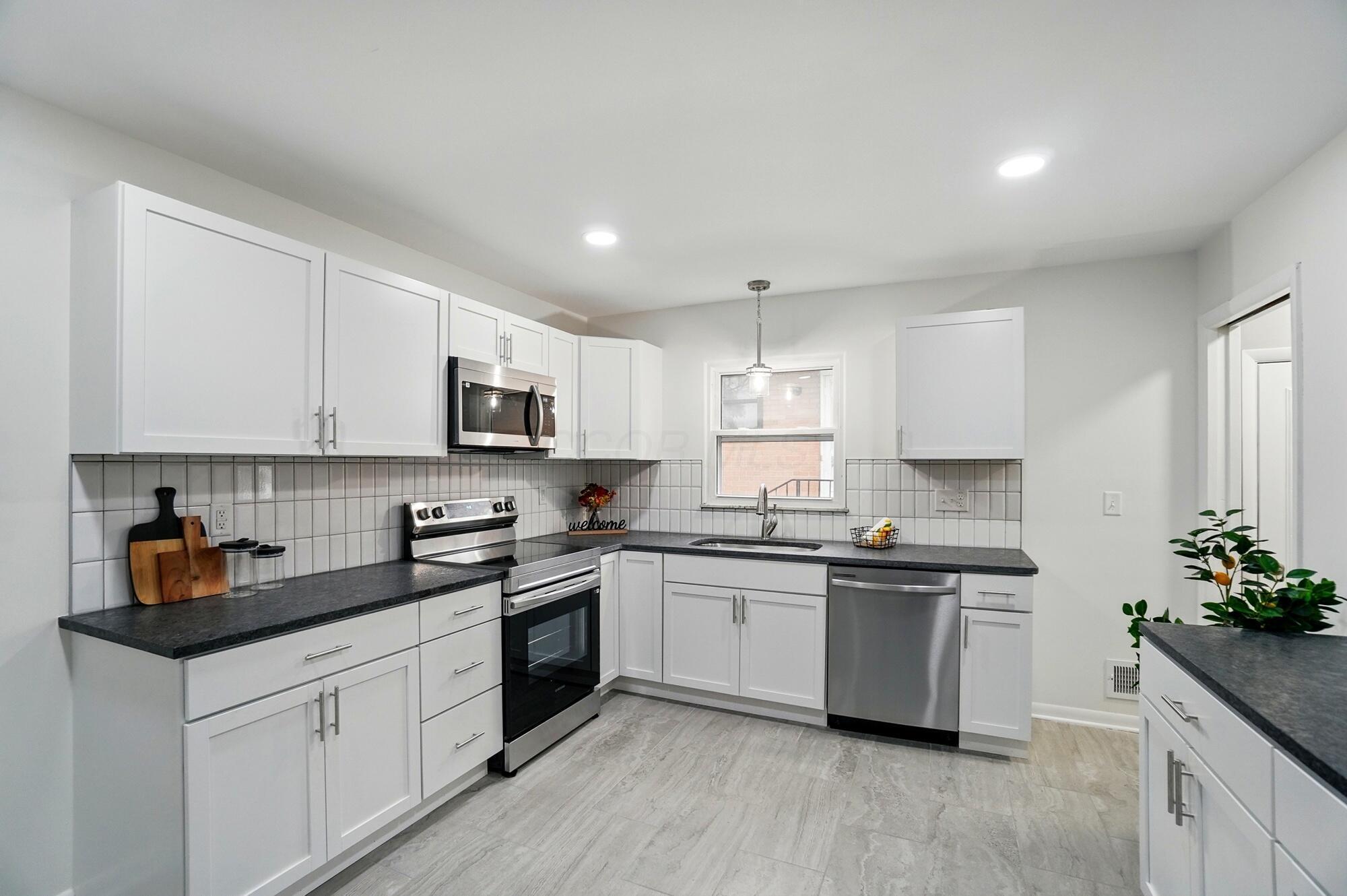 1105 Fordham Road Columbus, OH 43224 - Photo 11 of 52 Kitchen