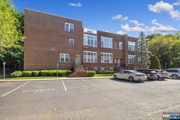$3,000 | 32 Smith Avenue, Unit 2F, Fair Lawn, NJ 07410
