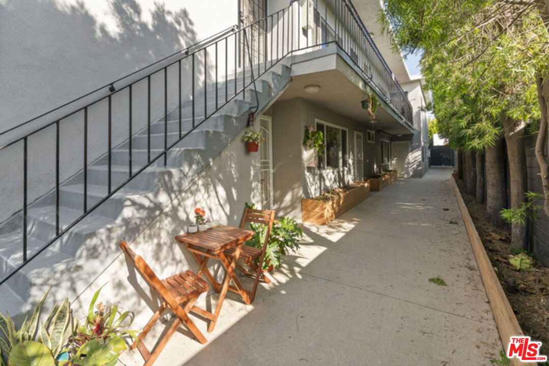 656 Indiana Avenue Venice, CA 90291 - Photo 3 of 33