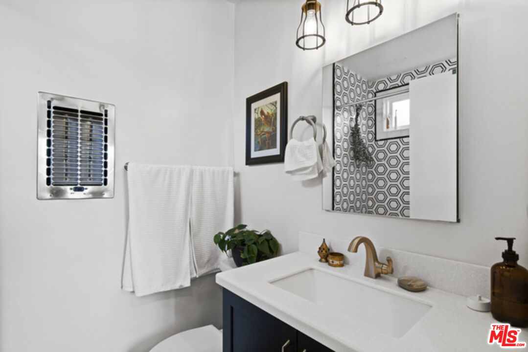 656 Indiana Avenue Venice, CA 90291 - Photo 7 of 33