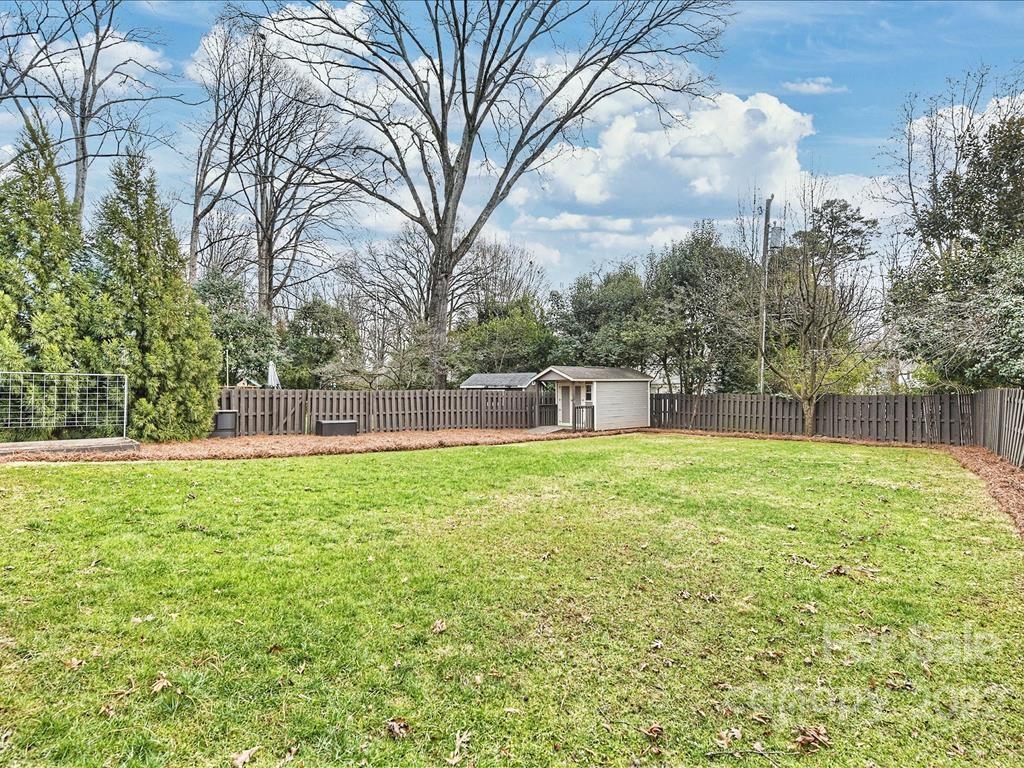 801 Sedgefield Road Charlotte, NC 28209 - Photo 28 of 30 a view of a yard with a house