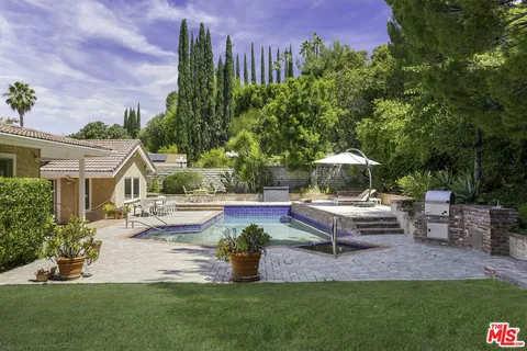 $1,899,000 | 18000 Medley Drive, Encino, CA 91316